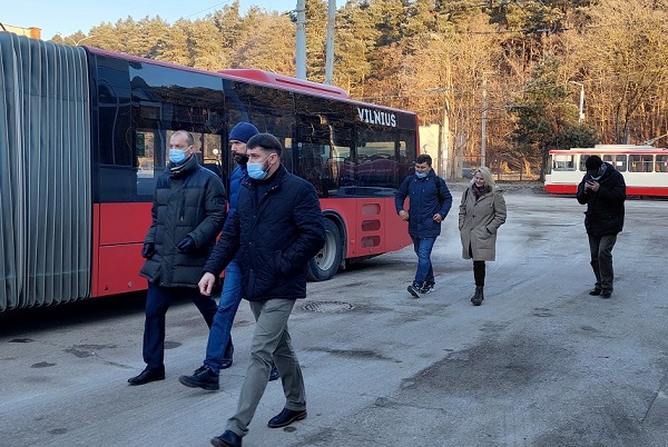 Bendrovėje „Vilniaus viešasis transportas“ kalbėta apie transporto priemonių pritaikymą individualių poreikių turintiems žmonėms