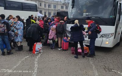 Keleivių vežėjams teko evakuoti ukrainiečius ir per Moldovą – užtruko pasienyje su Vengrija