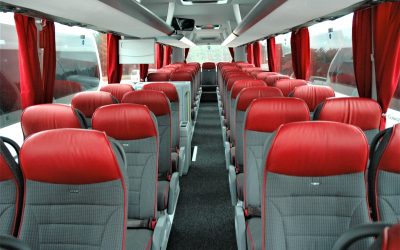 Siūloma taisyti įstatymo spragą: nuolaida važiuoti autobusais ir traukiniais galiotų visiems moksleiviams