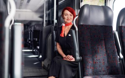 Naujas aprangas traukinių palydovams ir mašinistams sukūrė žinoma Lietuvos mados dizainerė  