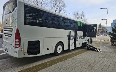 Bendrovė TOKS pristatė pirmąjį iš 10 įsigytų žmonėms su negalia pritaikytų turistinių autobusų